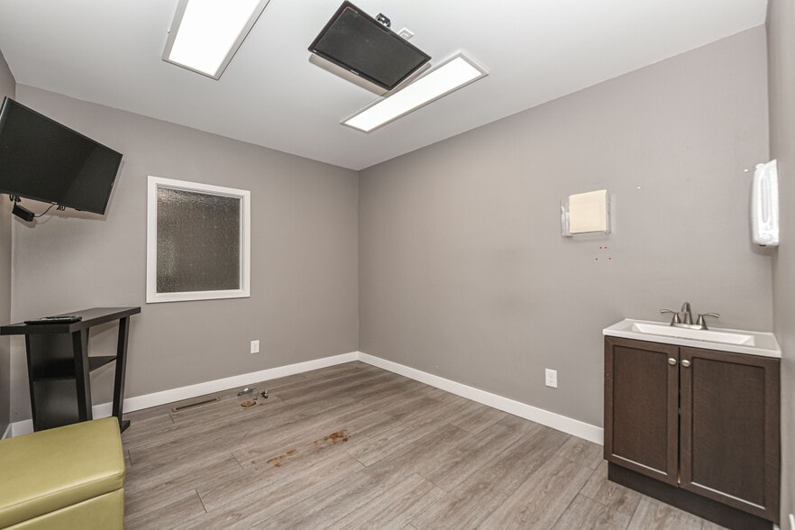 More Photos Of 114 Grove St, Eagle Medical For Lease