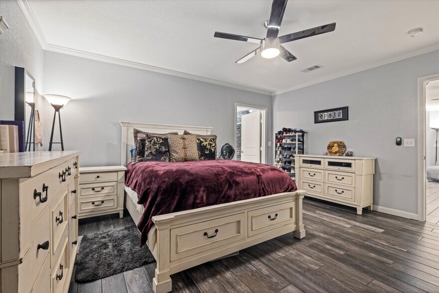 More Photos Of 902 51st St, Galveston Light Manufacturing For Sale