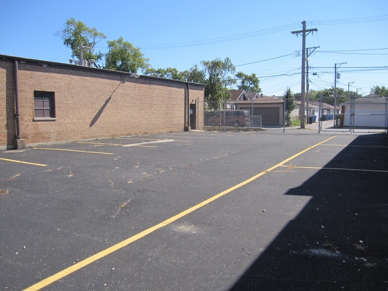 More Photos Of 4507-4511 W Belmont Ave, Chicago Distribution For Sale