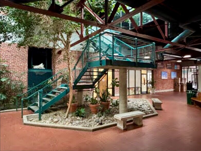 More Photos Of 711 N Court St, Visalia Office For Sale