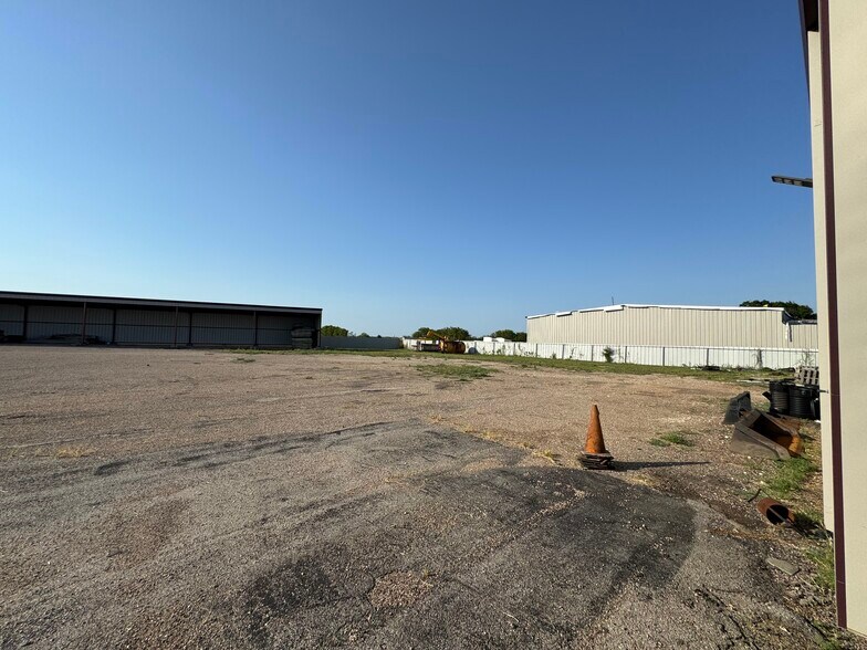 More Photos Of 1814 Fm-66, Waxahachie Warehouse For Lease