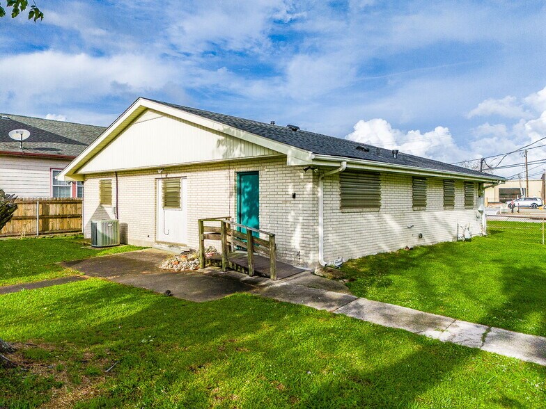 More Photos Of 2800 Lake Villa Dr, Metairie Flex For Sale