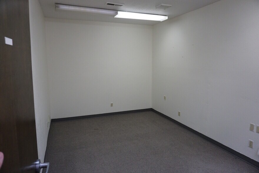 More Photos Of 1109 Meade Ave, Prosser Office For Lease