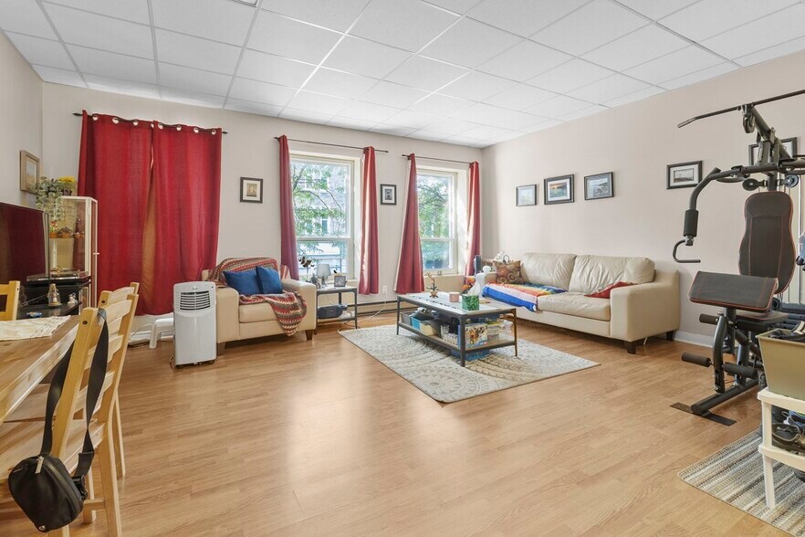 More Photos Of 27 King St E, Brockville General Retail For Sale