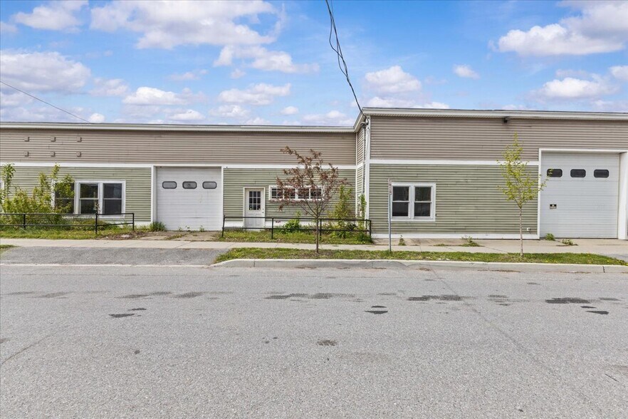 More Photos Of 21 Bright St, Burlington Freestanding For Sale