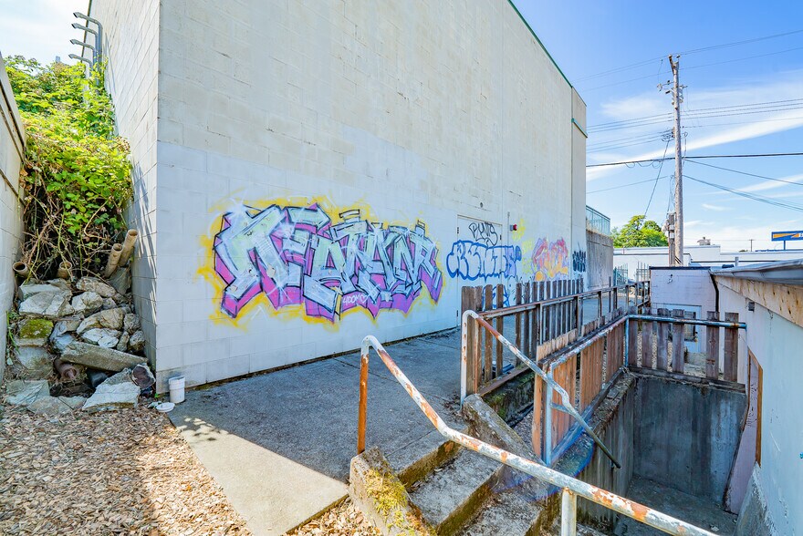 More Photos Of 111 Terminal Av, Nanaimo General Retail For Sale