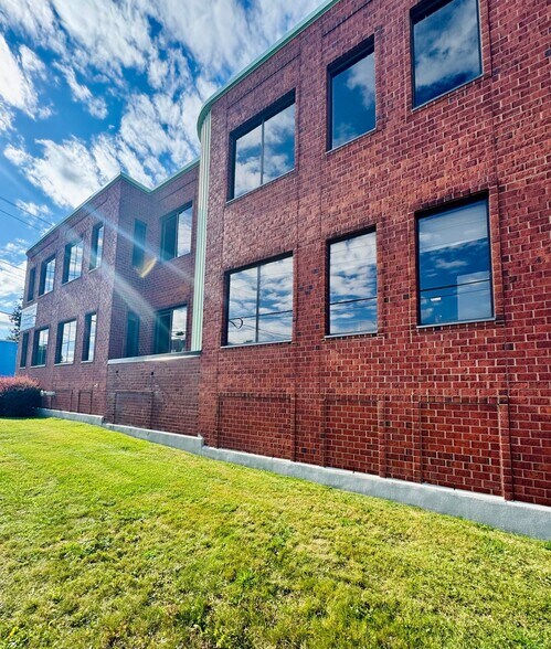 More Photos Of 1085 Ch Du Côteau-Rouge, Longueuil Office For Lease