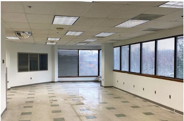 More Photos Of 900 Business Center Dr, Horsham Township Light Distribution For Sale