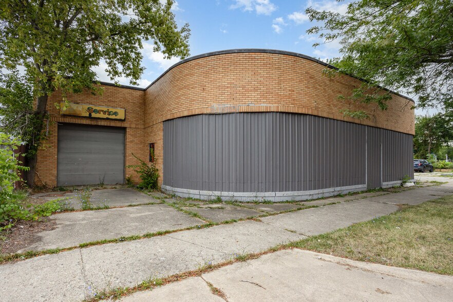 More Photos Of 1322 E Genesee Ave, Saginaw Showroom For Sale