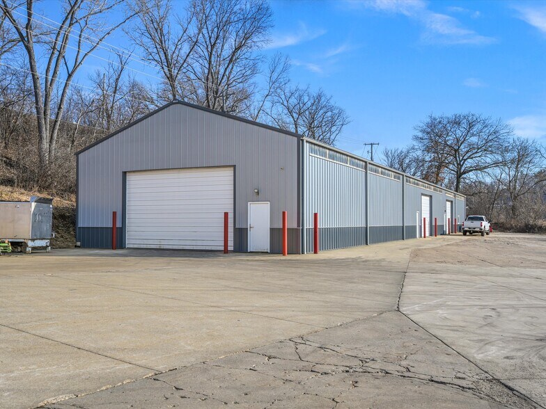More Photos Of 1000 Century Cir, Dubuque Flex For Lease