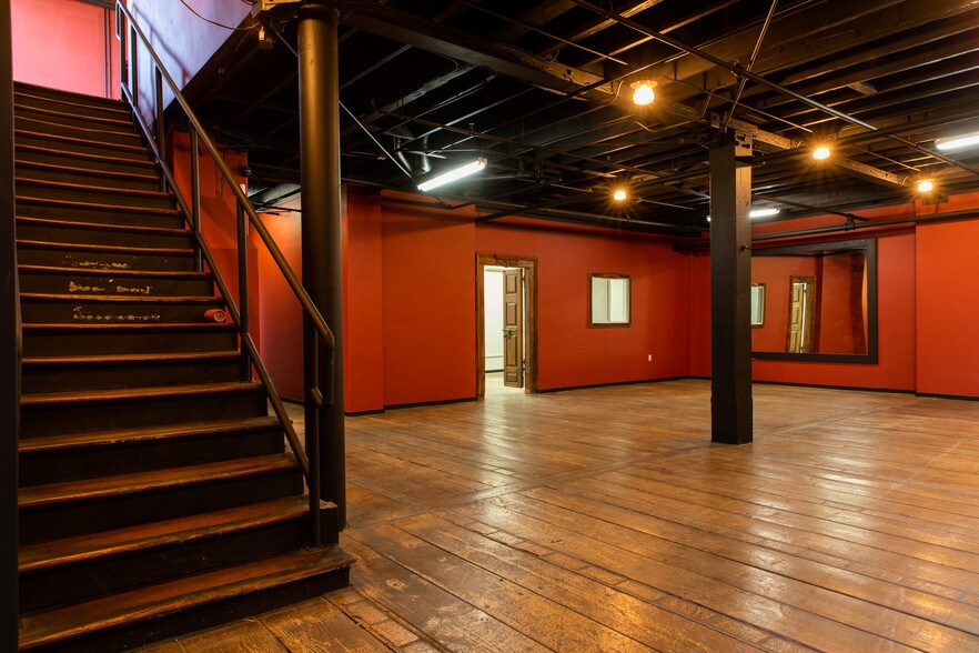 More Photos Of 615 E 61st St, Los Angeles Light Manufacturing For Sale