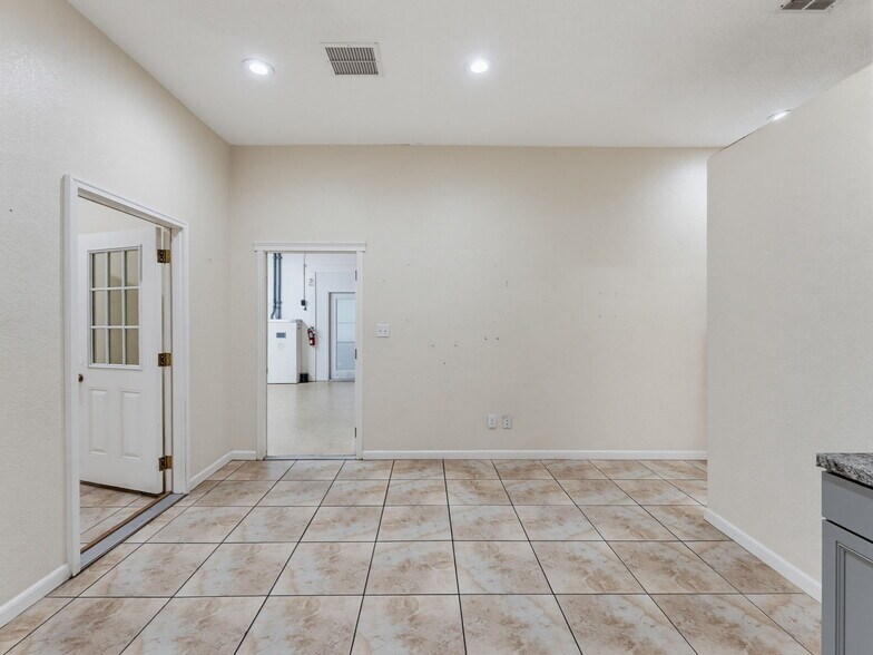 More Photos Of 3347 SW 7th St, Ocala Distribution For Sale
