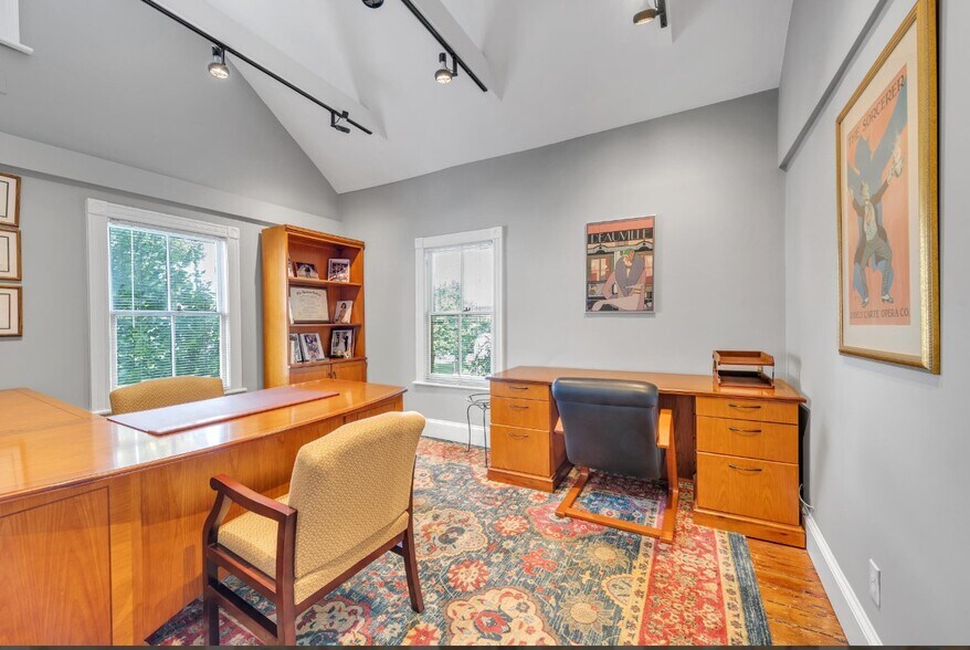 More Photos Of 1433 Old Northern Blvd, Roslyn Office For Lease