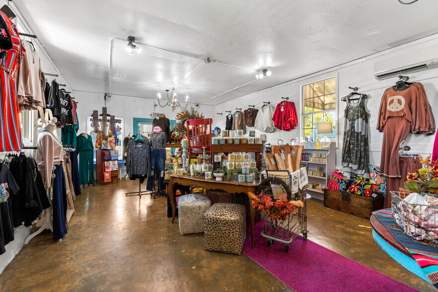More Photos Of 322 S Main St, Boerne General Retail For Sale