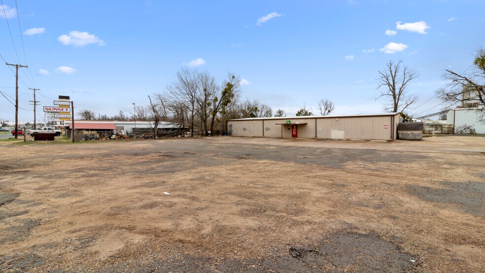 More Photos Of 1734 N Main St, Paris Freestanding For Sale