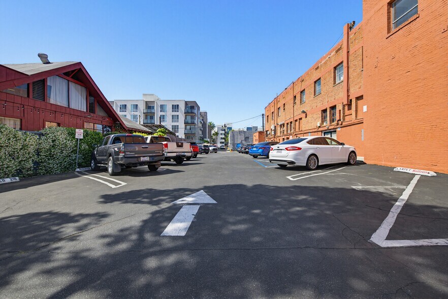 More Photos Of 718-734 Santa Monica Blvd, Santa Monica Storefront Retail Office For Lease