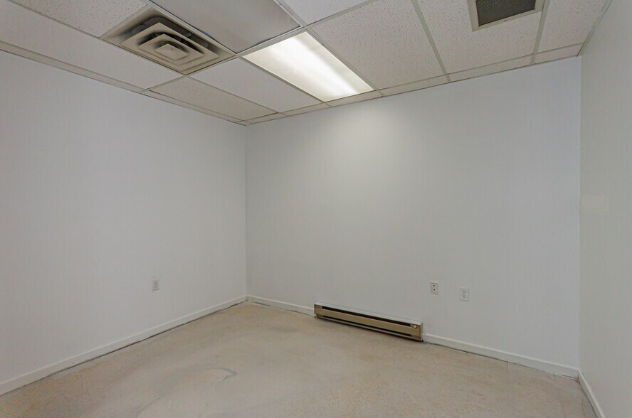More Photos Of 151 Brock St N, Whitby Warehouse For Lease