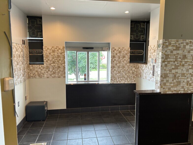 More Photos Of 7827 Town Square Ave, Dardenne General Retail For Sale