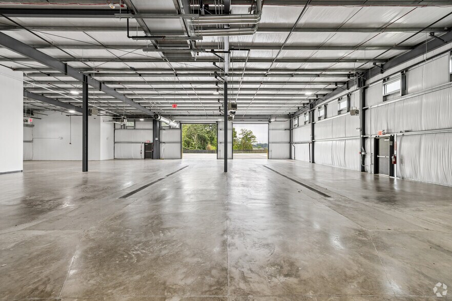 More Photos Of 2577 Forest Ave, Staten Island Truck Terminal For Lease