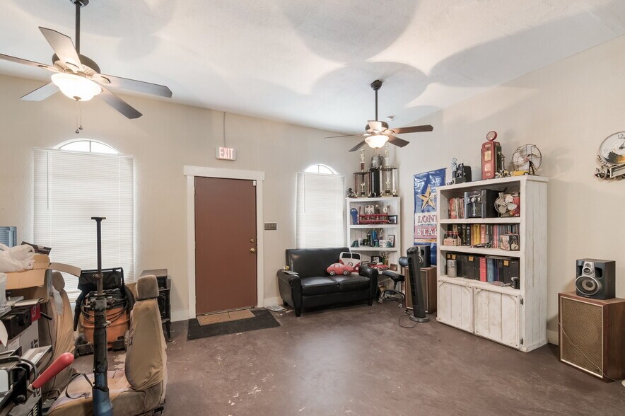 More Photos Of 5447 Seguin Rd, Kirby Auto Repair For Sale