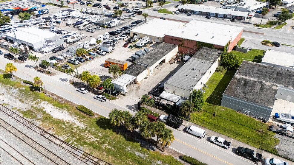 More Photos Of 3173 SE Railroad Ave, Stuart Service For Sale