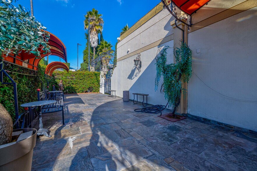 More Photos Of 5075 Hollywood Blvd, Los Angeles Restaurant For Lease