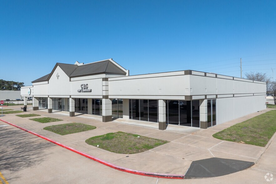 More Photos Of 3701 Outlet Center Dr, Sealy Unknown For Lease