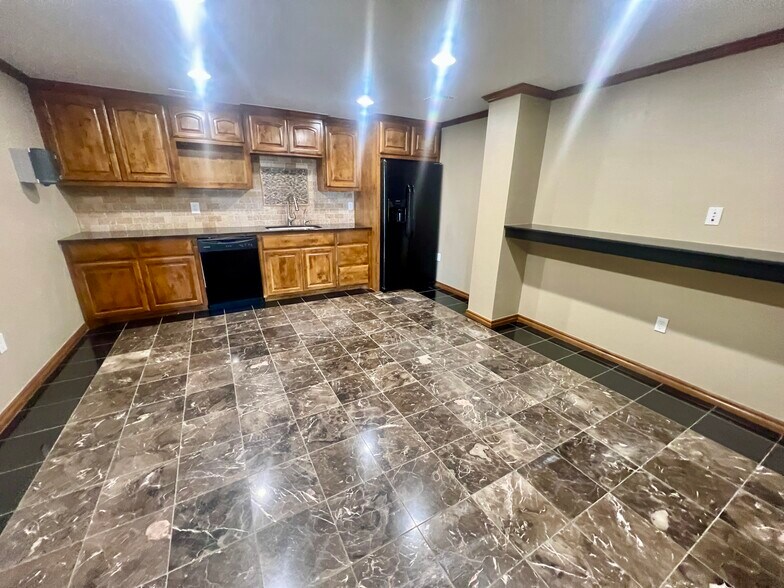 More Photos Of 12007 NE 23rd St, Choctaw Showroom For Sale