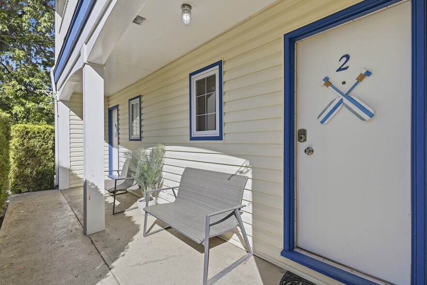 More Photos Of 7001 Savona Access Rd, Thompson-Nicola Hotel For Sale