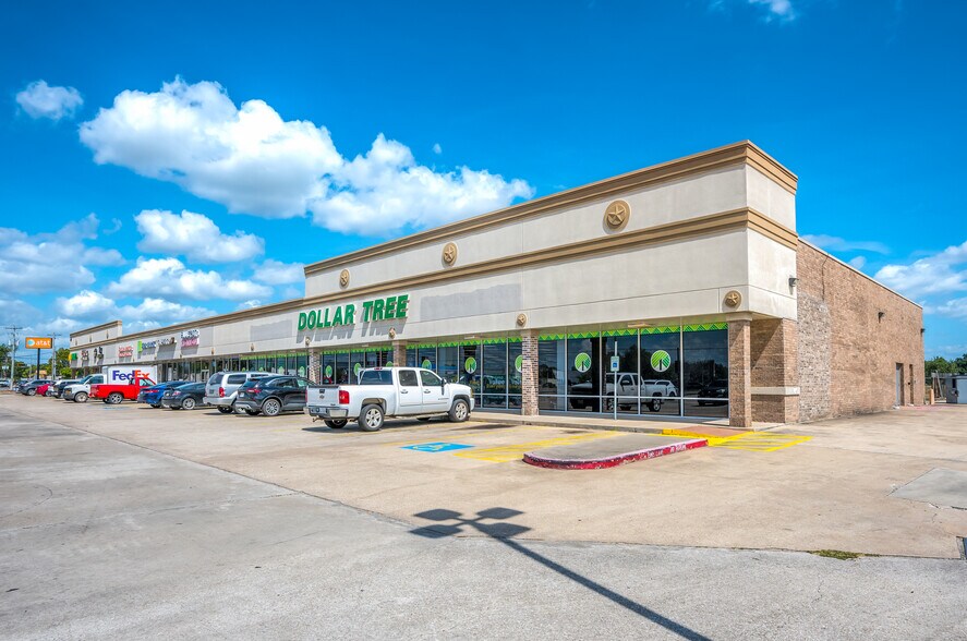 More Photos Of 1591 E Hwy 6, Alvin Storefront For Lease