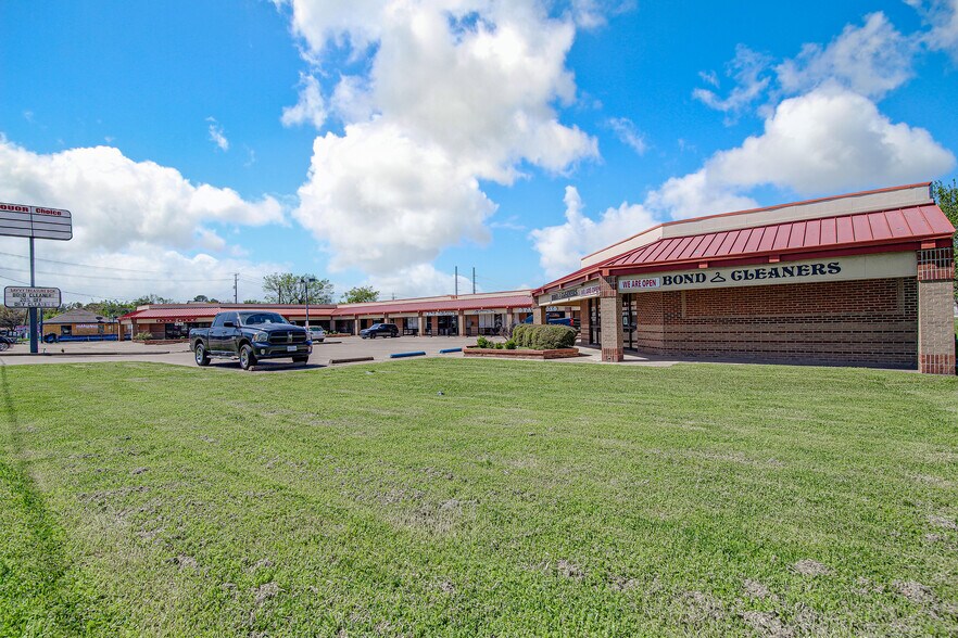 More Photos Of 138 S Bowen Rd, Arlington Storefront Retail Office For Sale