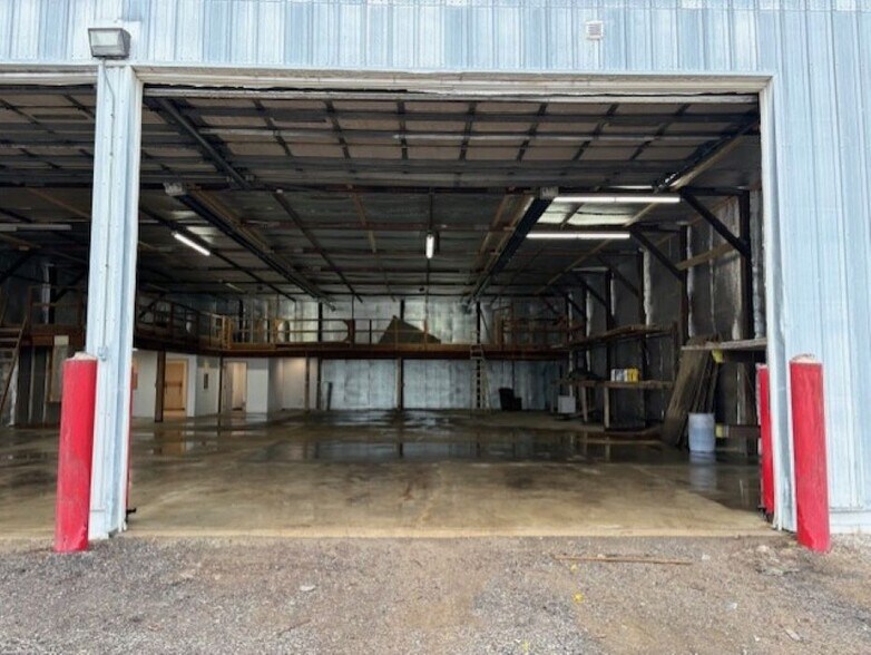 More Photos Of 3300 21st St, Zion Warehouse For Lease