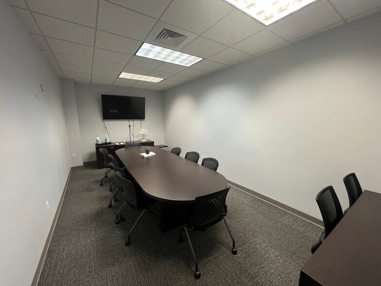 More Photos Of 5701 W Talavi Blvd, Glendale Office For Lease
