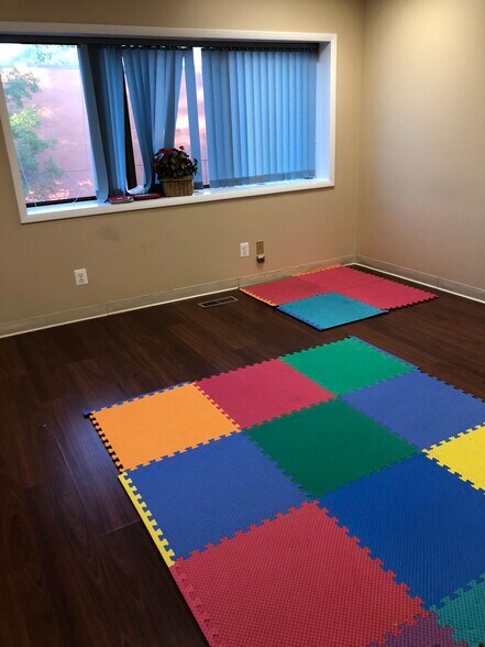 More Photos Of 1323 Shepard Dr, Sterling Showroom For Lease