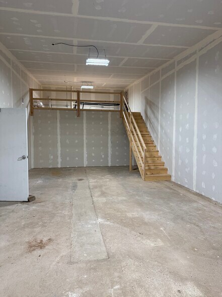 More Photos Of 2911 Douglas Dr, Bossier City Light Distribution For Lease