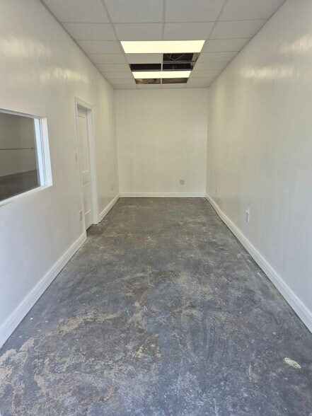 More Photos Of 14203-14231 60th St N, Clearwater Warehouse For Lease
