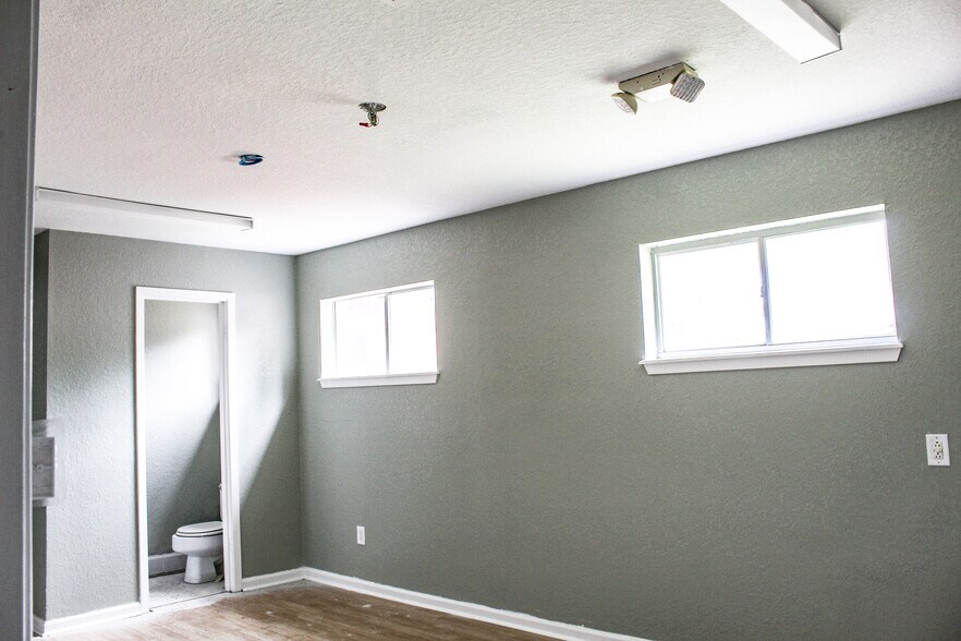 More Photos Of 620 Brazosport Blvd N, Clute Flex For Lease