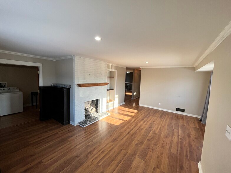 More Photos Of 260 Calumet St, Oswego Office For Sale