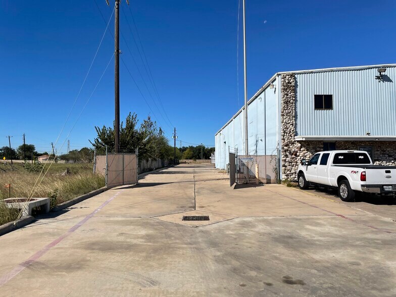 More Photos Of 109 N Richey St, Pasadena Warehouse For Lease