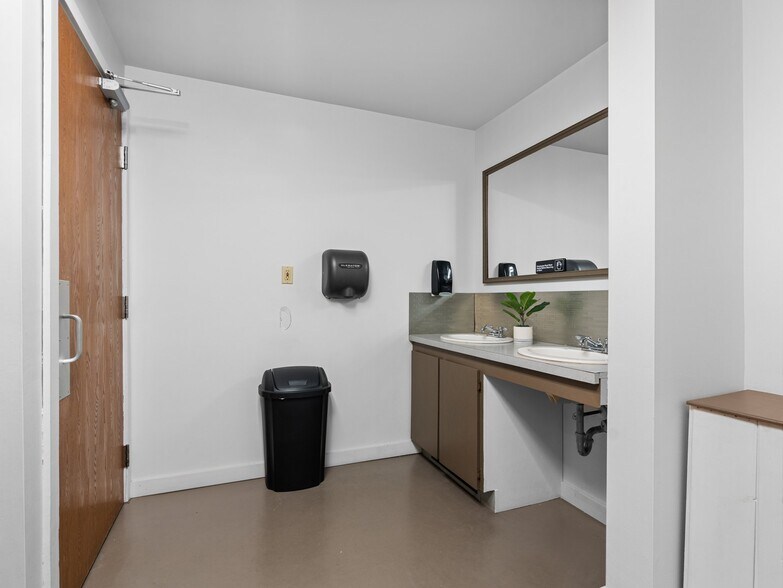 More Photos Of 3211 N Garfield, Traverse City Freestanding For Sale