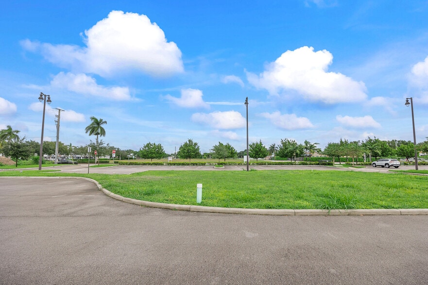 More Photos Of 1400-1420 NE 8th St, Homestead Storefront For Lease