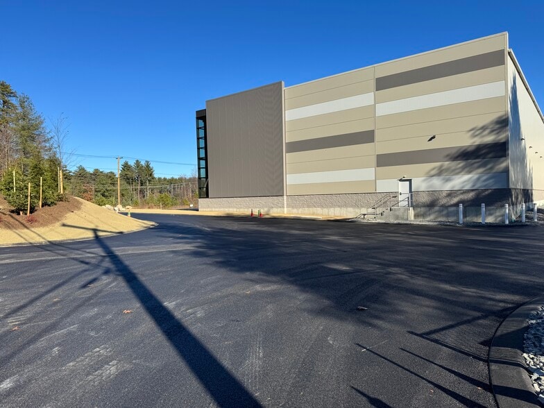 More Photos Of 3 Patterson Rd, Shirley Warehouse For Lease