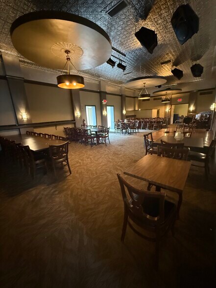 More Photos Of 101 N 2nd St, Vincennes Flex For Sale