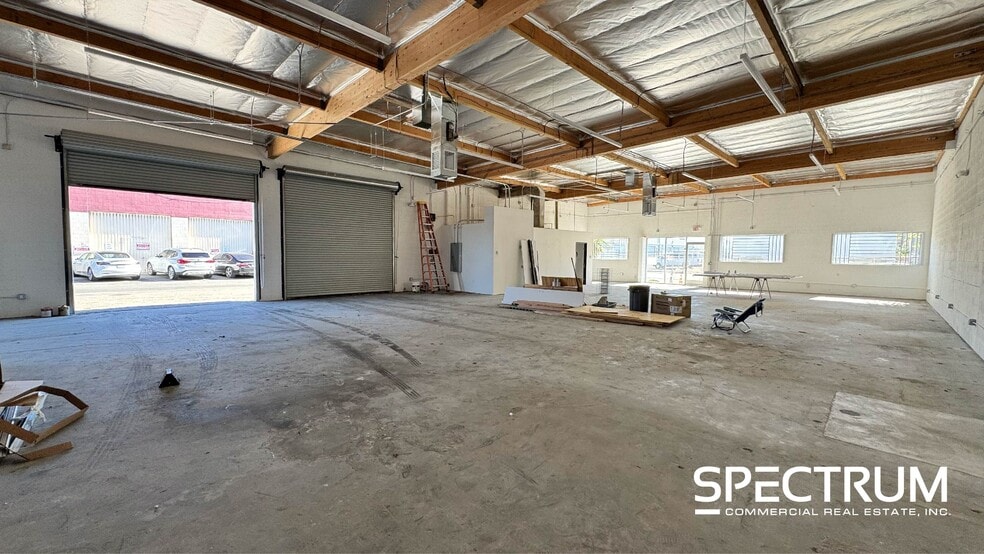 More Photos Of 15225 Stagg St, Van Nuys Warehouse For Lease