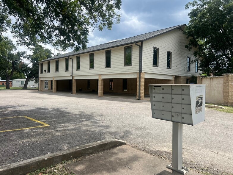 More Photos Of 1011 Meredith Dr, Austin Unknown For Lease