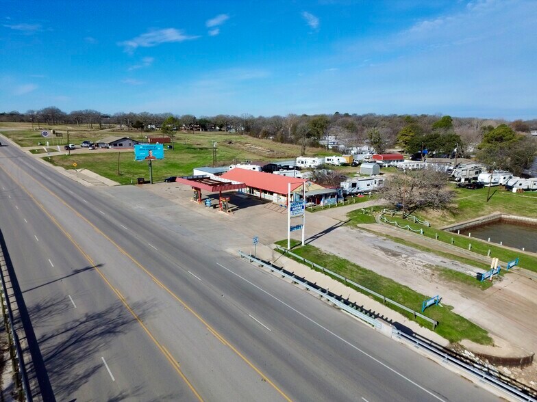 More Photos Of 1106 E Cedar Creek Pky, Seven Points Service Station For Sale