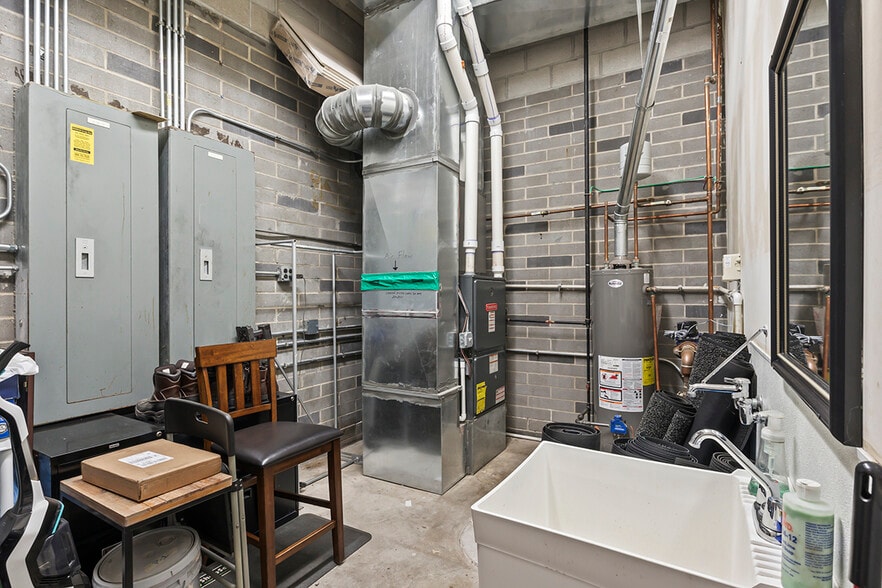 More Photos Of 2940 Weber Dr, Aurora Auto Repair For Sale