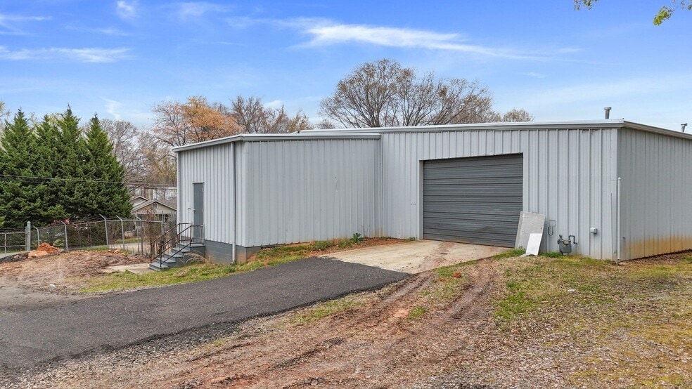 More Photos Of 600 Park Dr, Statesville Warehouse For Lease