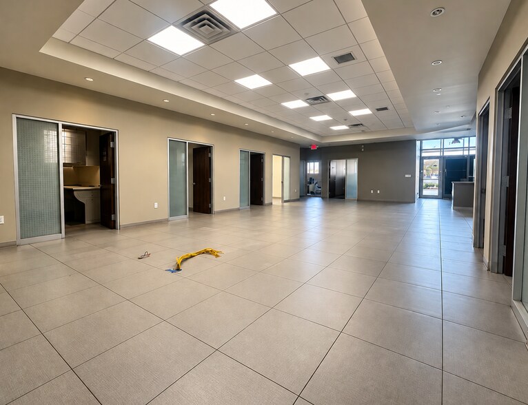 More Photos Of 10-12 Niagara Ave, Freeport Warehouse For Lease