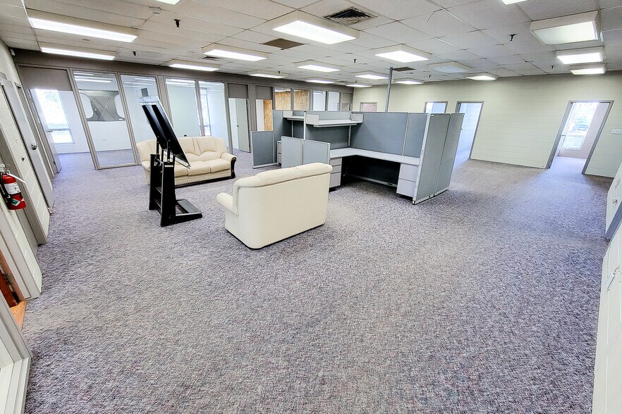 More Photos Of 620 Ireland Rd, Norfolk Manufacturing For Lease